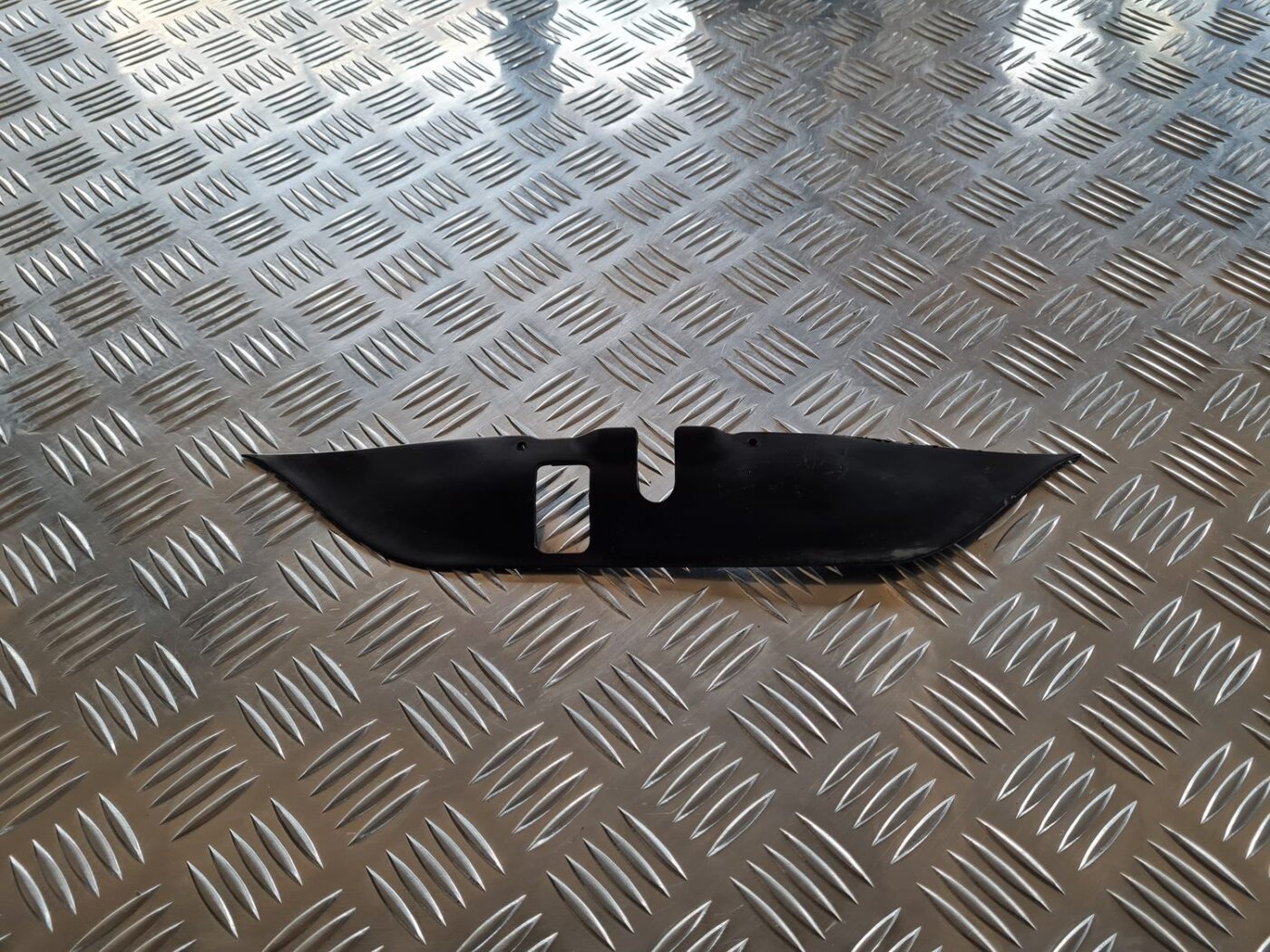 Pārsega slēdzenes plastmasas uzlika priekš VW PASSAT 2004 UNIVERSAL GREY 1 Pārsega slēdzenes plastmasas uzlika priekš VW PASSAT 2004 UNIVERSAL GREY