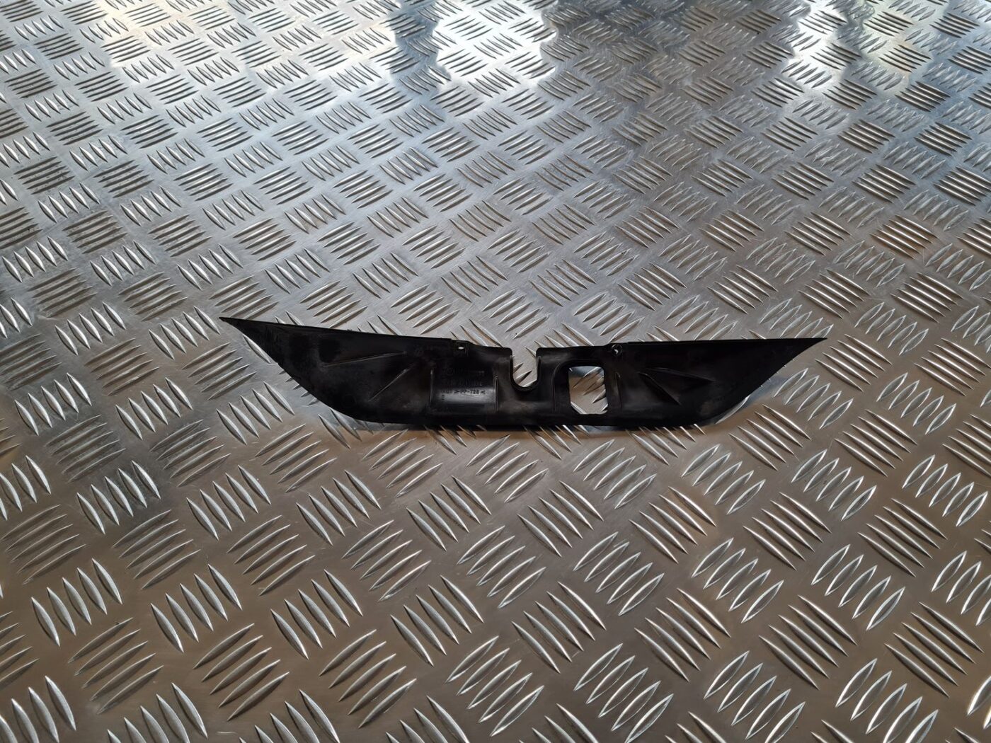 Pārsega slēdzenes plastmasas uzlika priekš VW PASSAT 2004 UNIVERSAL GREY 2 Pārsega slēdzenes plastmasas uzlika priekš VW PASSAT 2004 UNIVERSAL GREY