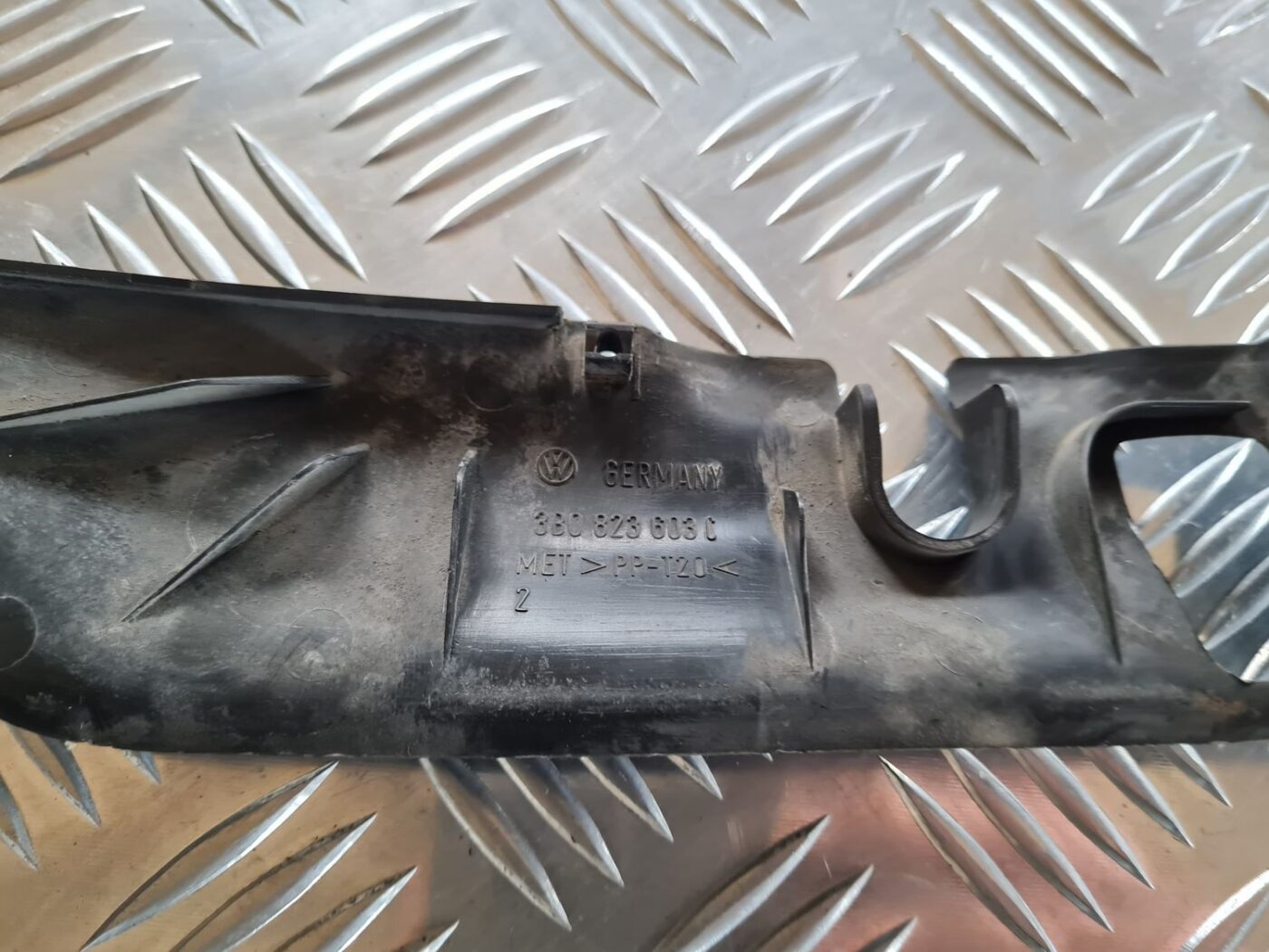 Pārsega slēdzenes plastmasas uzlika priekš VW PASSAT 2004 UNIVERSAL GREY 3 Pārsega slēdzenes plastmasas uzlika priekš VW PASSAT 2004 UNIVERSAL GREY