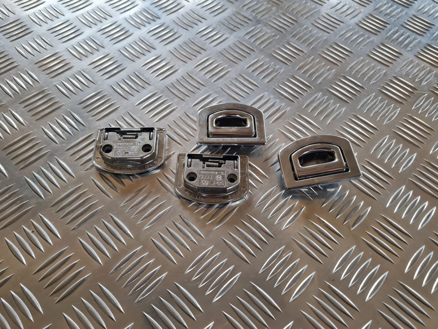 Kravas stiprināšanas eņģe bagāžniekā priekš VW PASSAT 2004 UNIVERSAL GREY 2 Kravas stiprināšanas eņģe bagāžniekā priekš VW PASSAT 2004 UNIVERSAL GREY