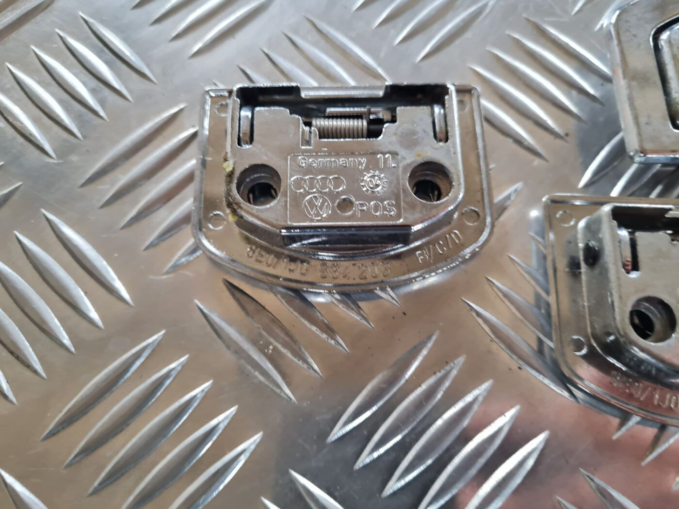 Kravas stiprināšanas eņģe bagāžniekā priekš VW PASSAT 2004 UNIVERSAL GREY 4 Kravas stiprināšanas eņģe bagāžniekā priekš VW PASSAT 2004 UNIVERSAL GREY