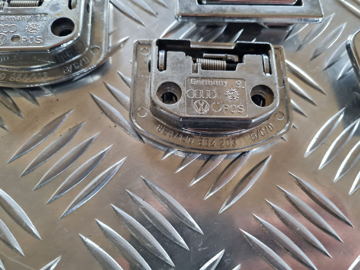 Kravas stiprināšanas eņģe bagāžniekā priekš VW PASSAT 2004 UNIVERSAL GREY 3 Kravas stiprināšanas eņģe bagāžniekā priekš VW PASSAT 2004 UNIVERSAL GREY