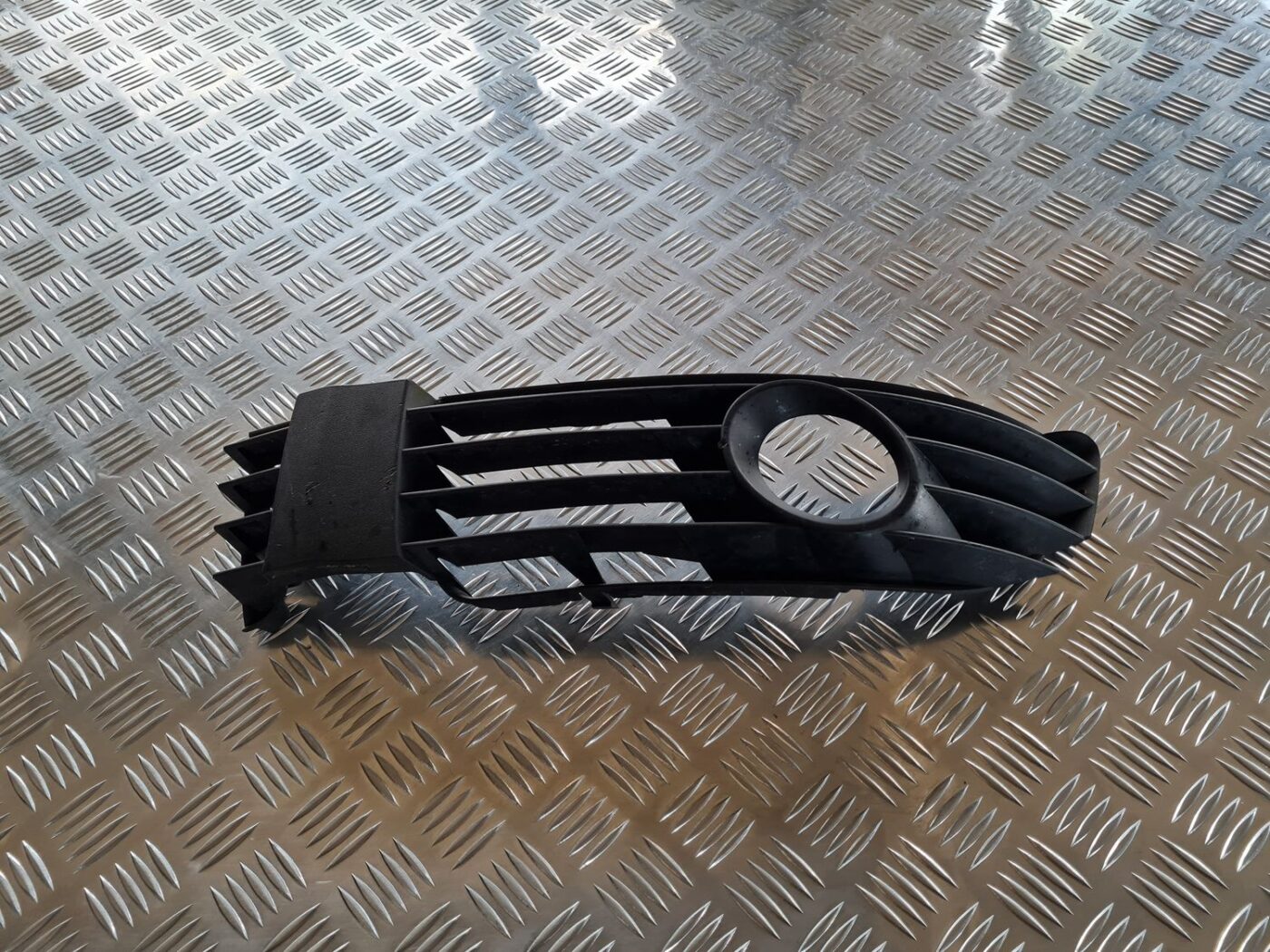 Miglas luktura reste, pa kreisi priekš VW PASSAT 2004 UNIVERSAL GREY 1 Miglas luktura reste, pa kreisi priekš VW PASSAT 2004 UNIVERSAL GREY