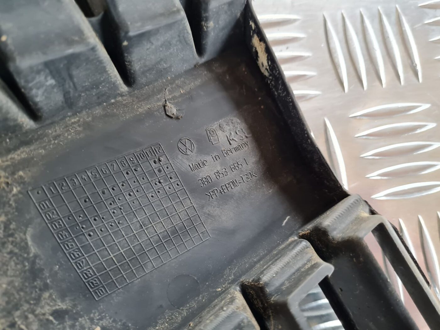 Miglas luktura reste, pa kreisi priekš VW PASSAT 2004 UNIVERSAL GREY 4 Miglas luktura reste, pa kreisi priekš VW PASSAT 2004 UNIVERSAL GREY