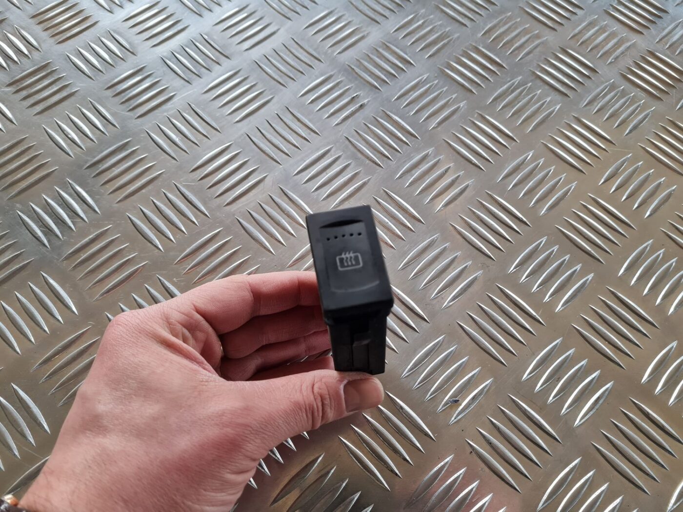 Aizmugurējā stikla apsildes ieslēgšanas poga priekš VW PASSAT 2004 UNIVERSAL GREY 1 Aizmugurējā stikla apsildes ieslēgšanas poga priekš VW PASSAT 2004 UNIVERSAL GREY