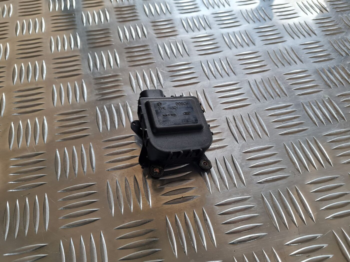 Apsildes sistēmas aktuators priekš VW PASSAT 2004 UNIVERSAL GREY