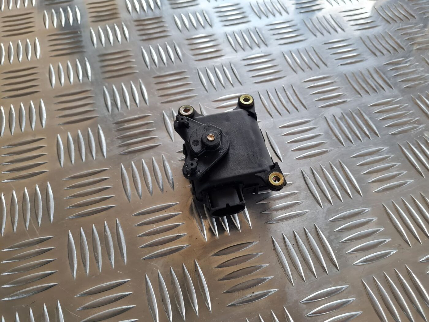 Apsildes sistēmas aktuators priekš VW PASSAT 2004 UNIVERSAL GREY