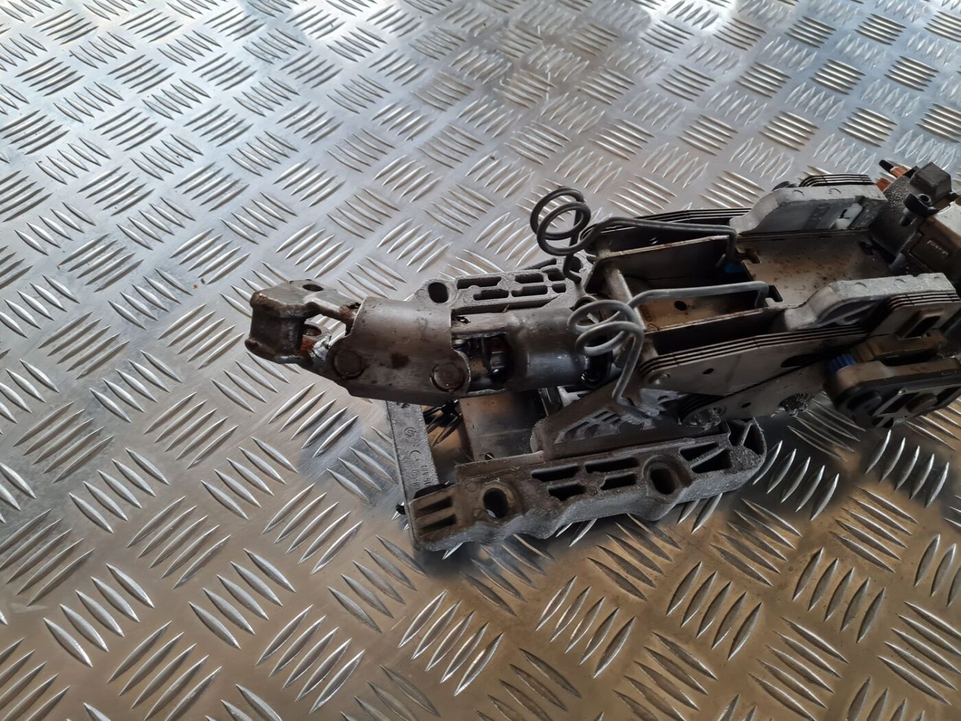 Stūres statne priekš VW PASSAT 2004 UNIVERSAL GREY 6 Stūres statne priekš VW PASSAT 2004 UNIVERSAL GREY