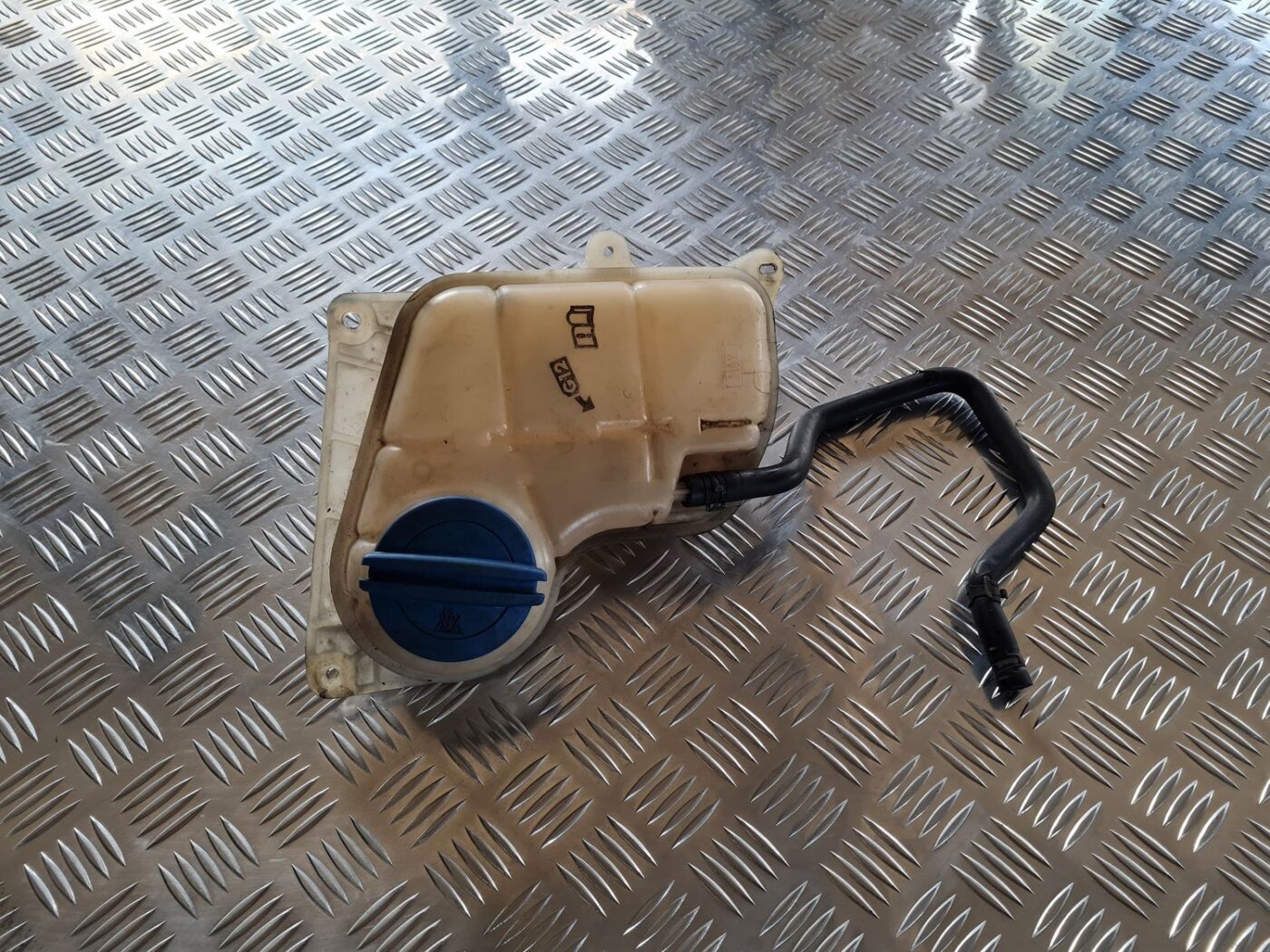 Dzesēšanas šķidruma tvertne priekš VW PASSAT 2004 UNIVERSAL GREY 1 Dzesēšanas šķidruma tvertne priekš VW PASSAT 2004 UNIVERSAL GREY