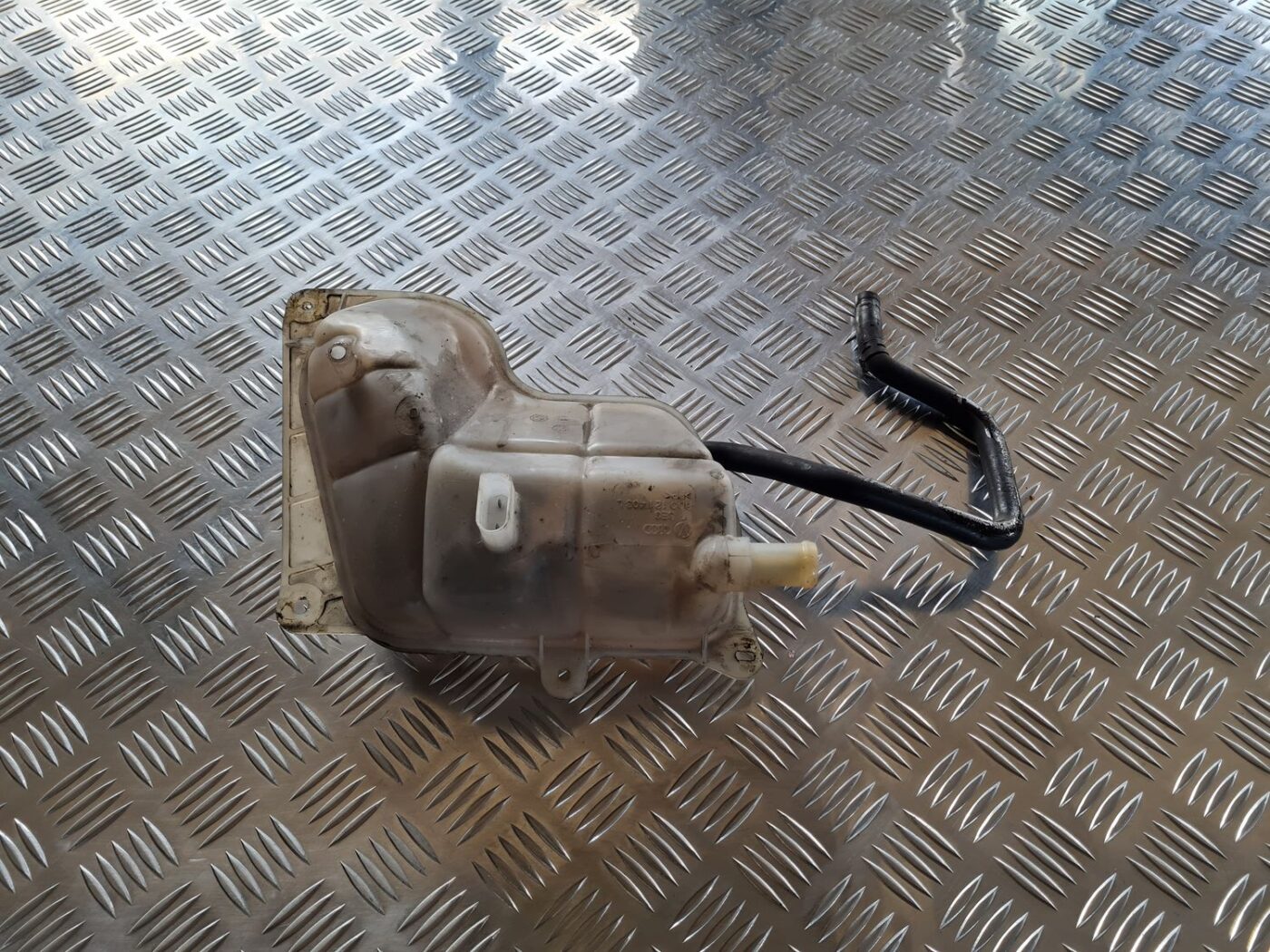 Dzesēšanas šķidruma tvertne priekš VW PASSAT 2004 UNIVERSAL GREY 2 Dzesēšanas šķidruma tvertne priekš VW PASSAT 2004 UNIVERSAL GREY