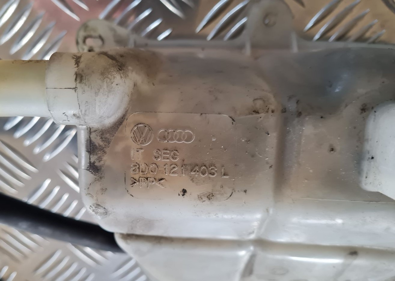 Dzesēšanas šķidruma tvertne priekš VW PASSAT 2004 UNIVERSAL GREY 4 Dzesēšanas šķidruma tvertne priekš VW PASSAT 2004 UNIVERSAL GREY