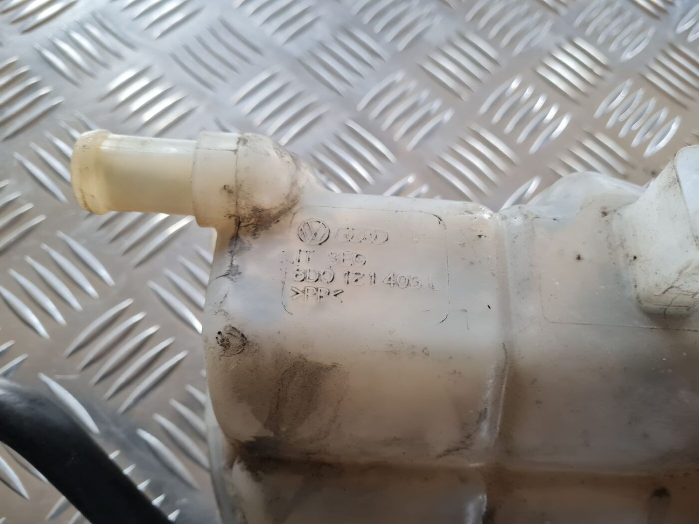 Dzesēšanas šķidruma tvertne priekš VW PASSAT 2004 UNIVERSAL GREY 3 Dzesēšanas šķidruma tvertne priekš VW PASSAT 2004 UNIVERSAL GREY