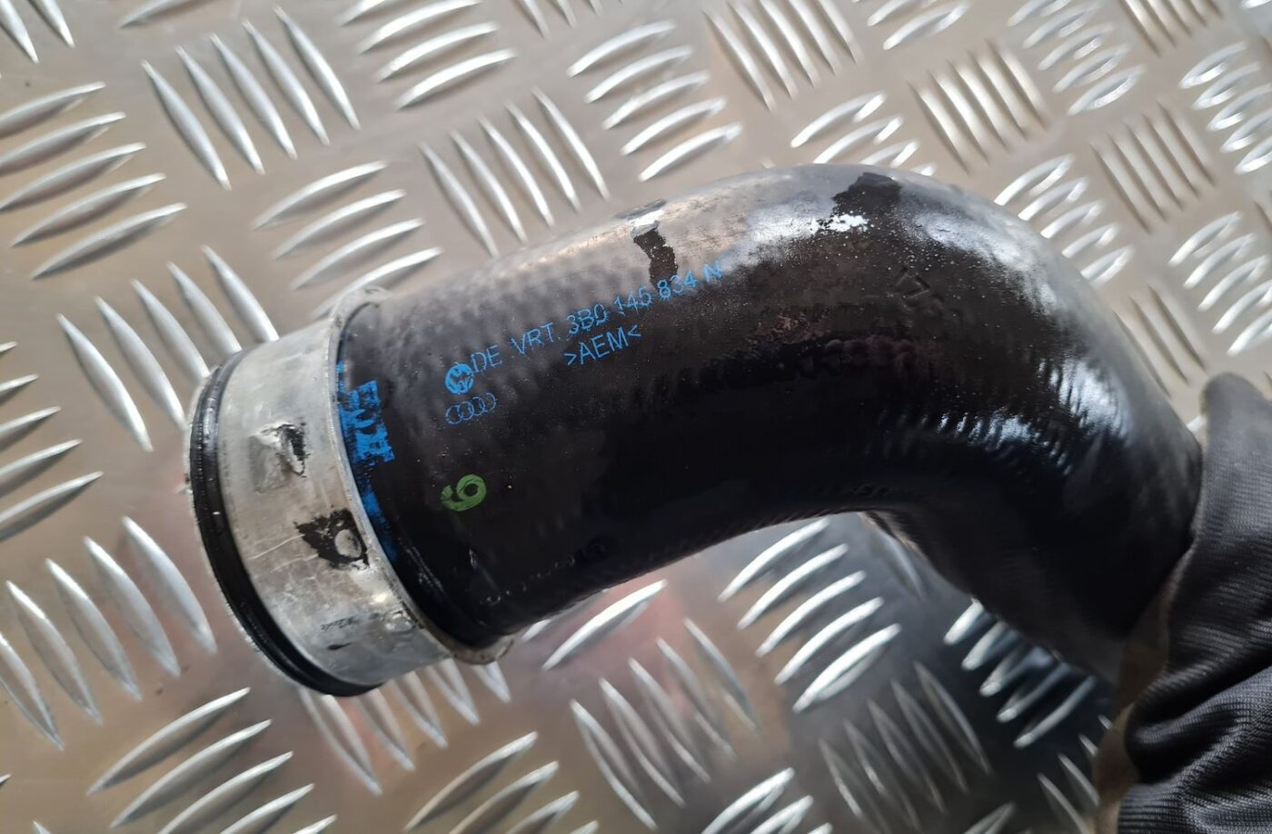 Interkulera caurule priekš VW PASSAT 2004 UNIVERSAL GREY 3 Interkulera caurule priekš VW PASSAT 2004 UNIVERSAL GREY