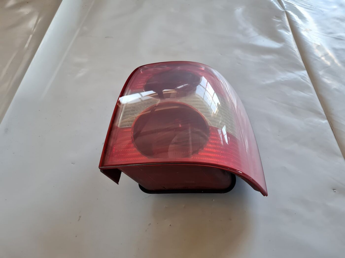 Aizmugurējais labais lukturis priekš VW PASSAT 2004 UNIVERSAL GREY 1 Aizmugurējais labais lukturis priekš VW PASSAT 2004 UNIVERSAL GREY