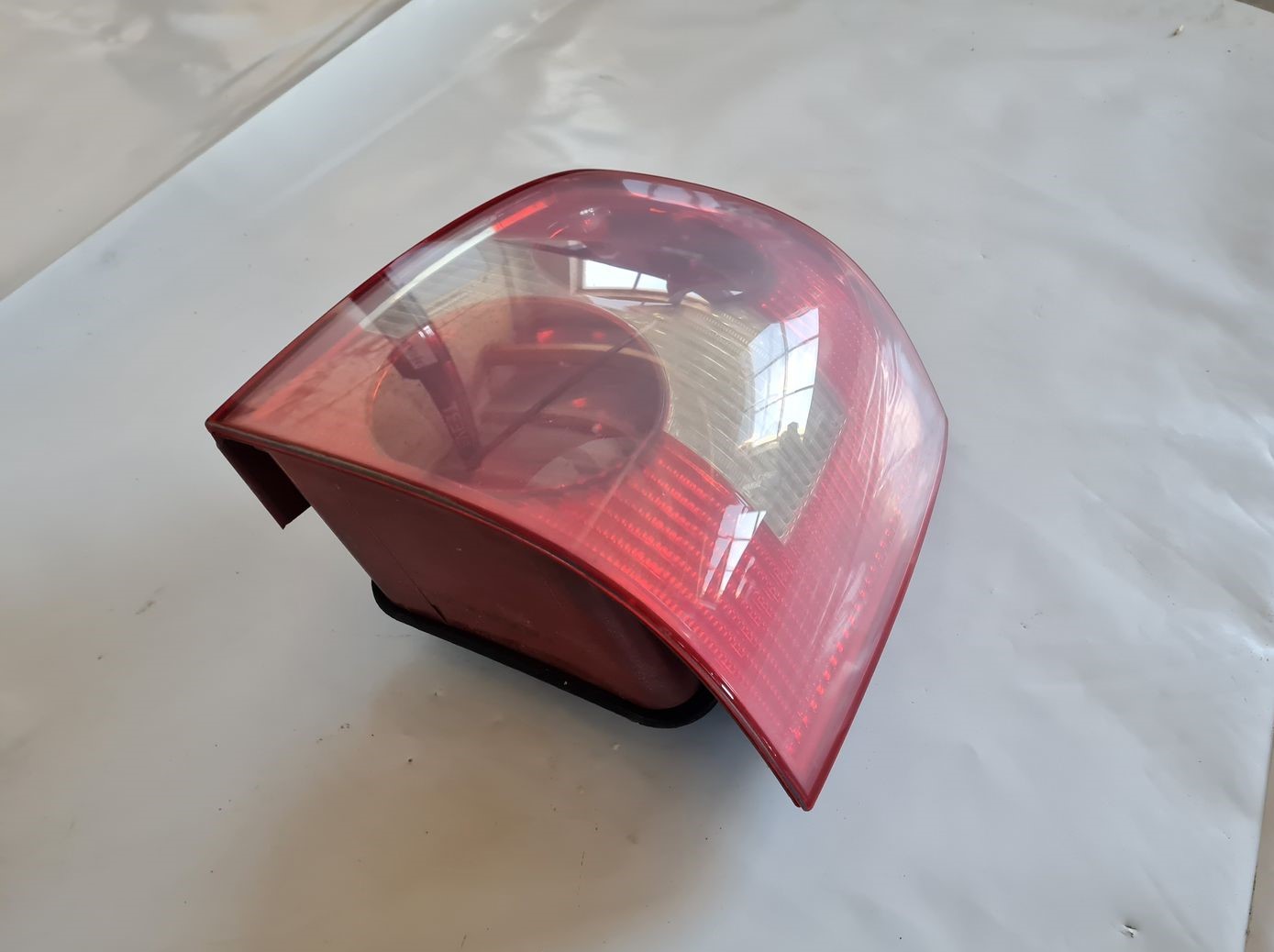 Aizmugurējais labais lukturis priekš VW PASSAT 2004 UNIVERSAL GREY 2 Aizmugurējais labais lukturis priekš VW PASSAT 2004 UNIVERSAL GREY