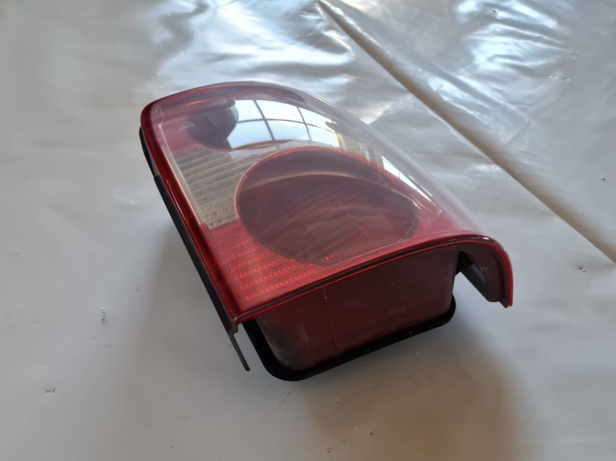 Aizmugurējais labais lukturis priekš VW PASSAT 2004 UNIVERSAL GREY 6 Aizmugurējais labais lukturis priekš VW PASSAT 2004 UNIVERSAL GREY