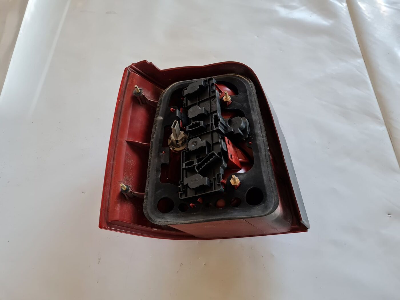 Aizmugurējais labais lukturis priekš VW PASSAT 2004 UNIVERSAL GREY 4 Aizmugurējais labais lukturis priekš VW PASSAT 2004 UNIVERSAL GREY