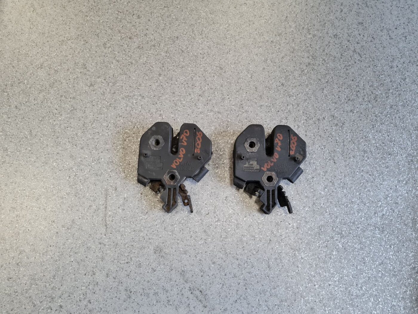 Pārsega slēdzene priekš VOLVO V70 2006 1 Pārsega slēdzene priekš VOLVO V70 2006