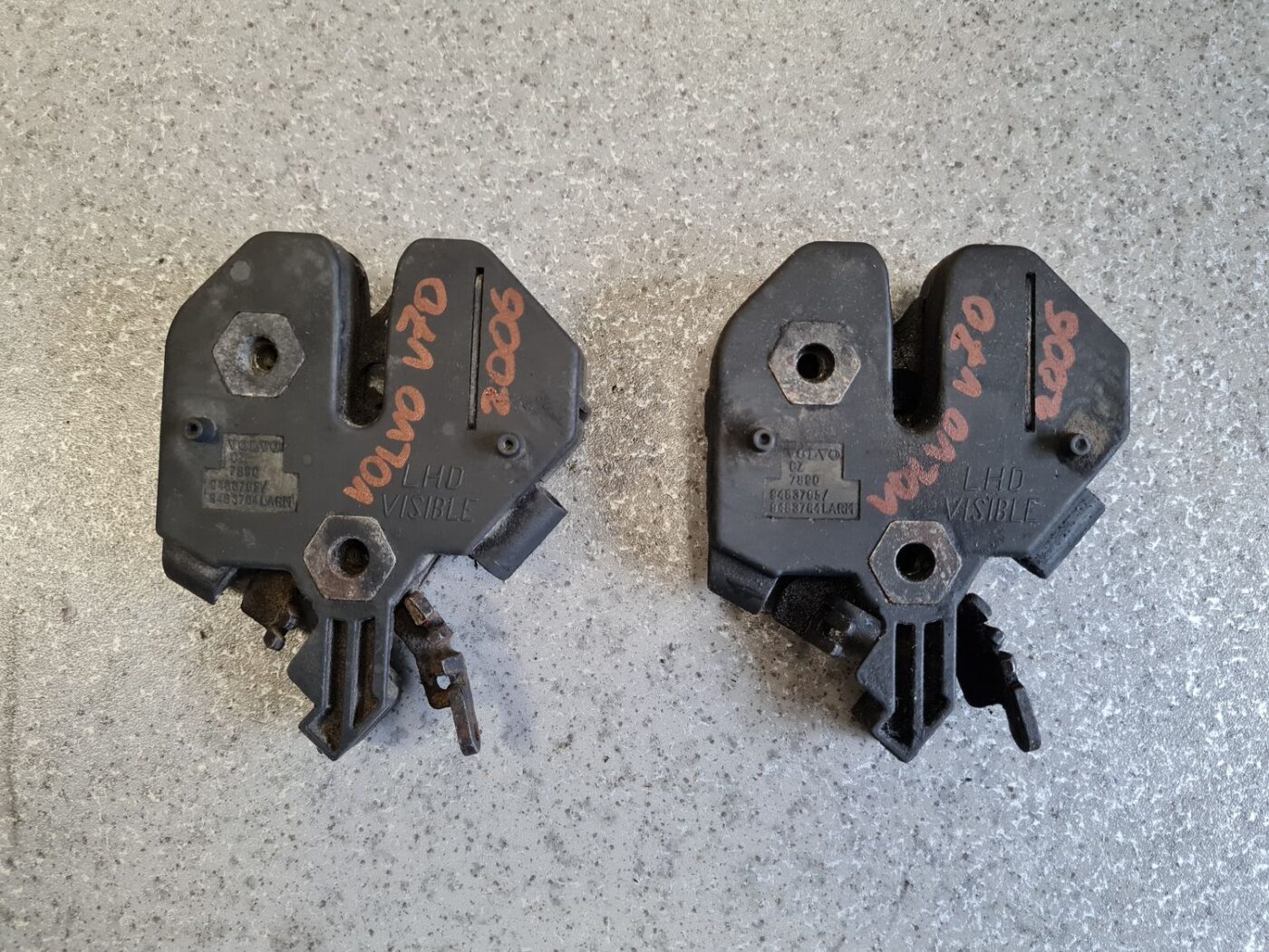 Pārsega slēdzene priekš VOLVO V70 2006 2 Pārsega slēdzene priekš VOLVO V70 2006