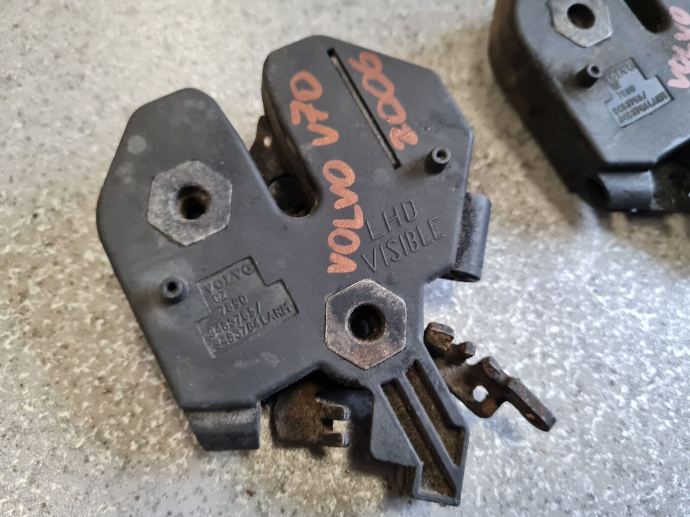 Pārsega slēdzene priekš VOLVO V70 2006 7 Pārsega slēdzene priekš VOLVO V70 2006