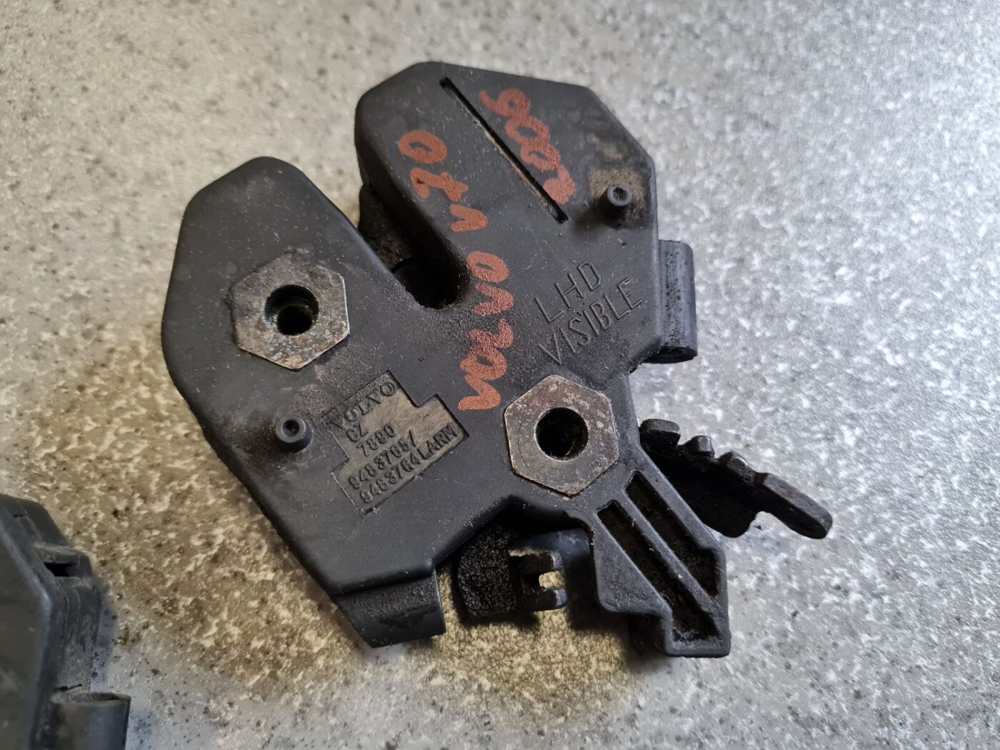 Pārsega slēdzene priekš VOLVO V70 2006 6 Pārsega slēdzene priekš VOLVO V70 2006