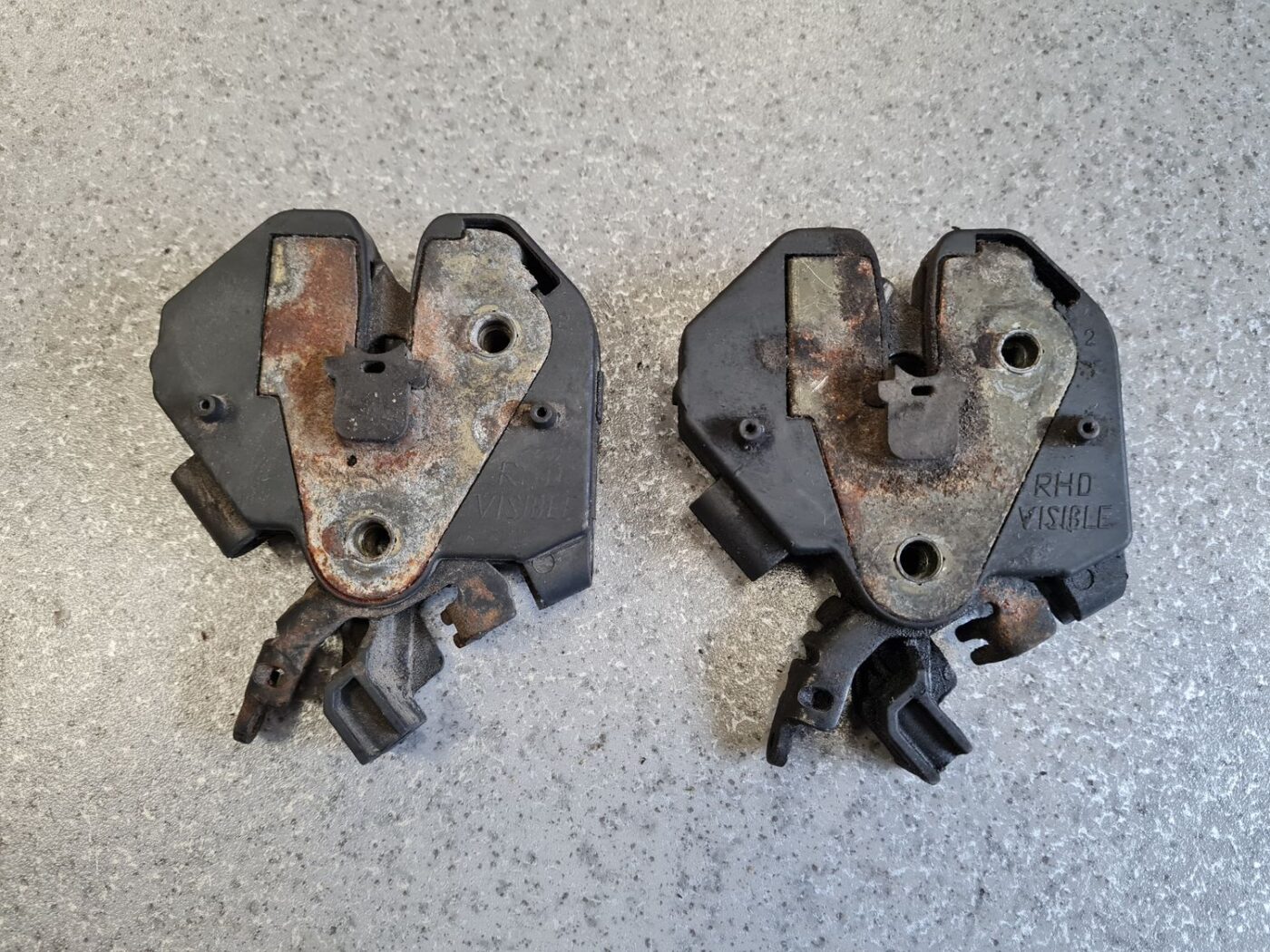 Pārsega slēdzene priekš VOLVO V70 2006 3 Pārsega slēdzene priekš VOLVO V70 2006