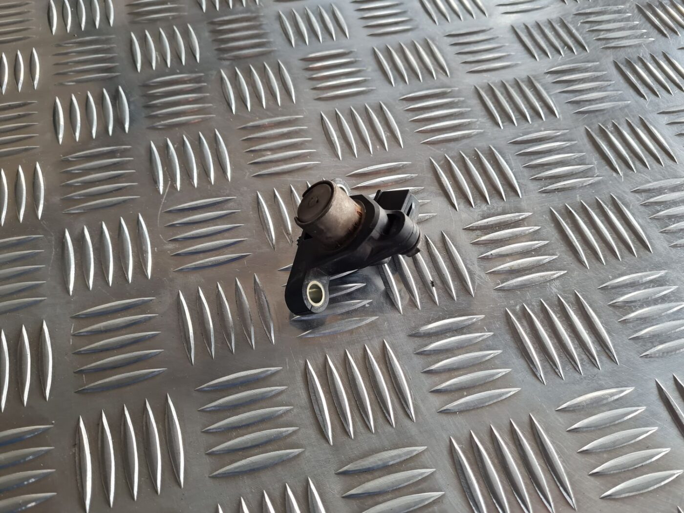 Kloķvārpstas devējs priekš VOLVO S60 2008 2 Kloķvārpstas devējs priekš VOLVO S60 2008