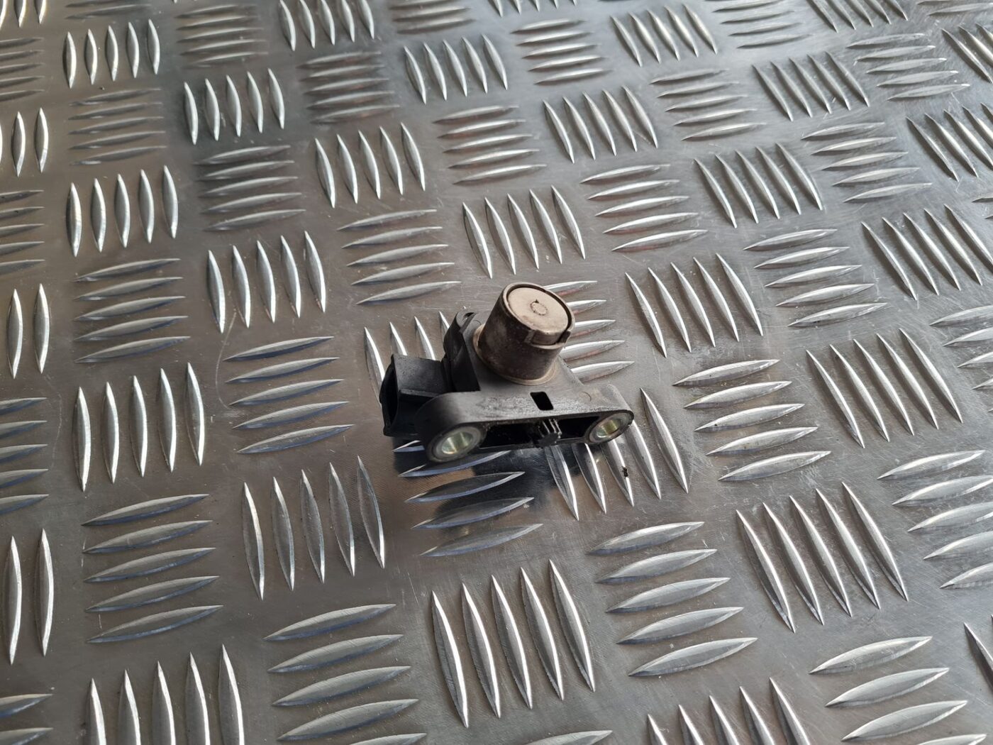 Kloķvārpstas devējs priekš VOLVO S60 2008 4 Kloķvārpstas devējs priekš VOLVO S60 2008