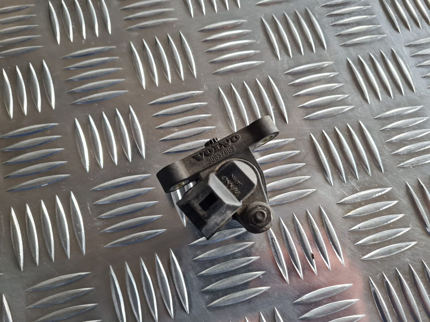 Kloķvārpstas devējs priekš VOLVO S60 2008 3 Kloķvārpstas devējs priekš VOLVO S60 2008