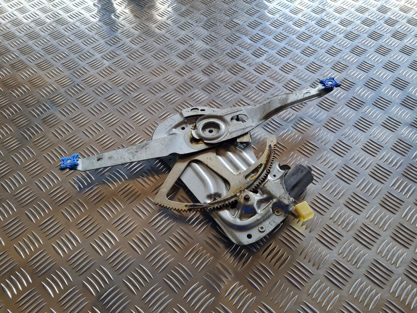 Stikla pacelšanas mehānisms priekšējais kreisais priekš VOLVO S60 2008