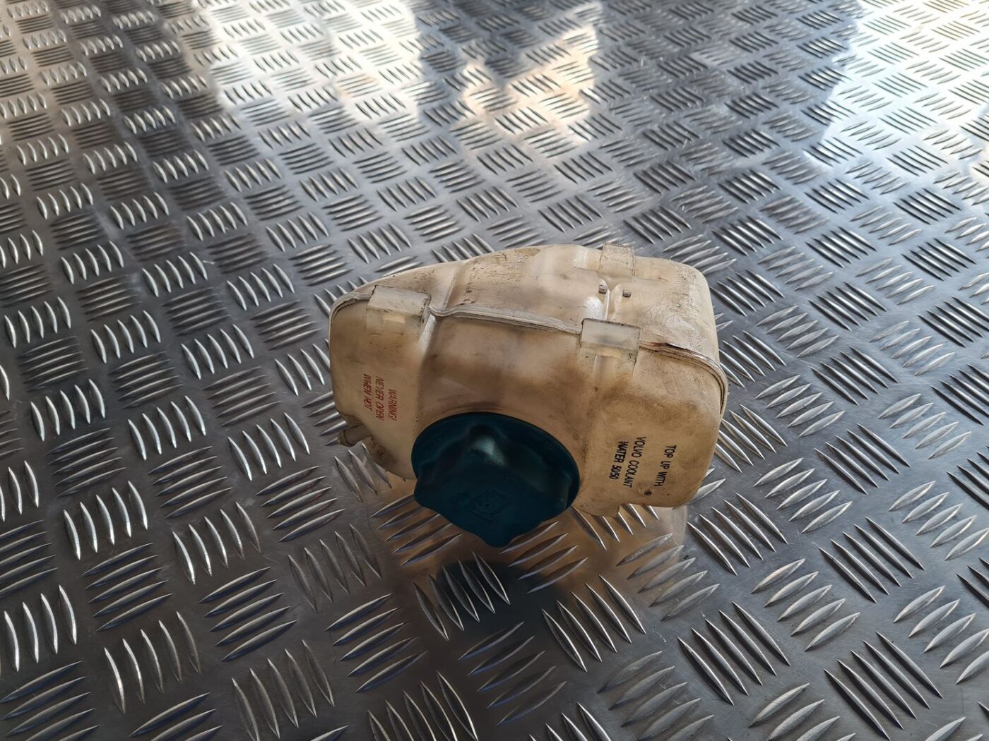 Dzesēšanas šķidruma tvertne priekš VOLVO S60 2008 1 Dzesēšanas šķidruma tvertne priekš VOLVO S60 2008