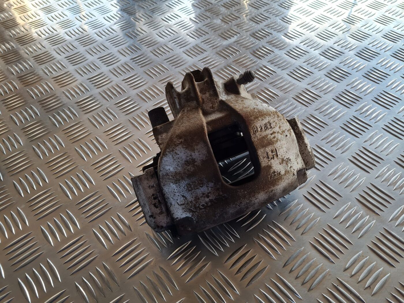 Priekšējais kreisais suports priekš VOLVO S60 2008 1 Priekšējais kreisais suports priekš VOLVO S60 2008