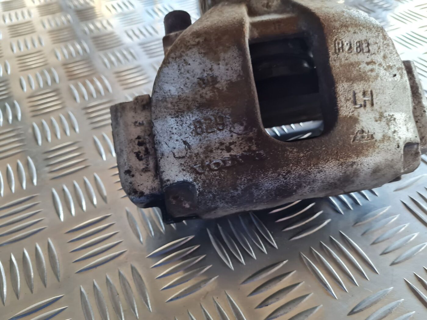 Priekšējais kreisais suports priekš VOLVO S60 2008 5 Priekšējais kreisais suports priekš VOLVO S60 2008