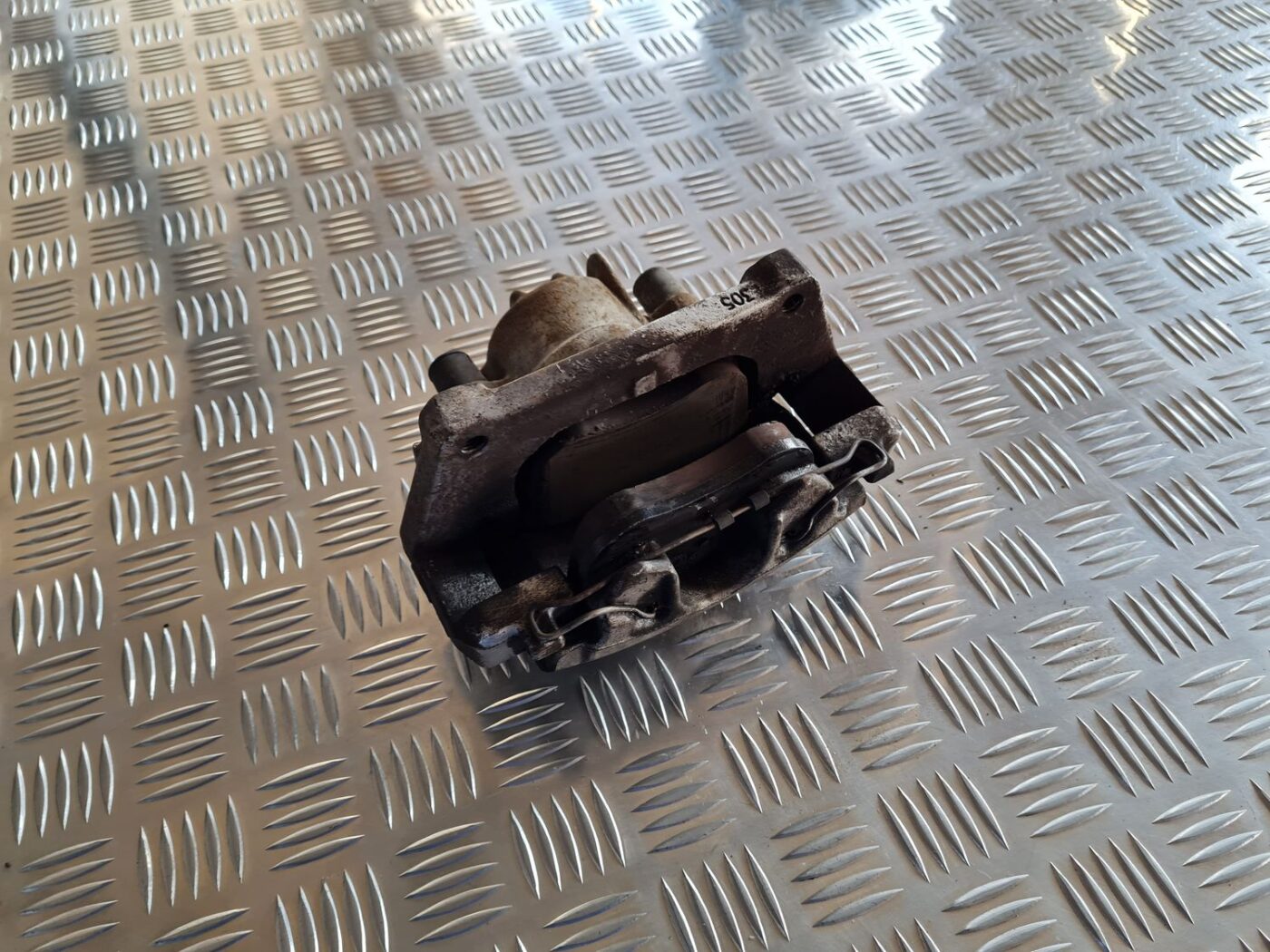 Priekšējais kreisais suports priekš VOLVO S60 2008 4 Priekšējais kreisais suports priekš VOLVO S60 2008