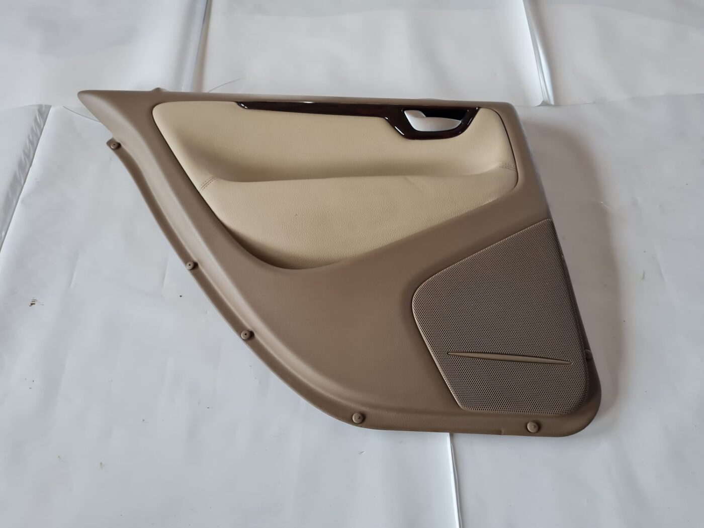 Aizmugurējo kreiso durvju apdare priekš VOLVO S60 2008