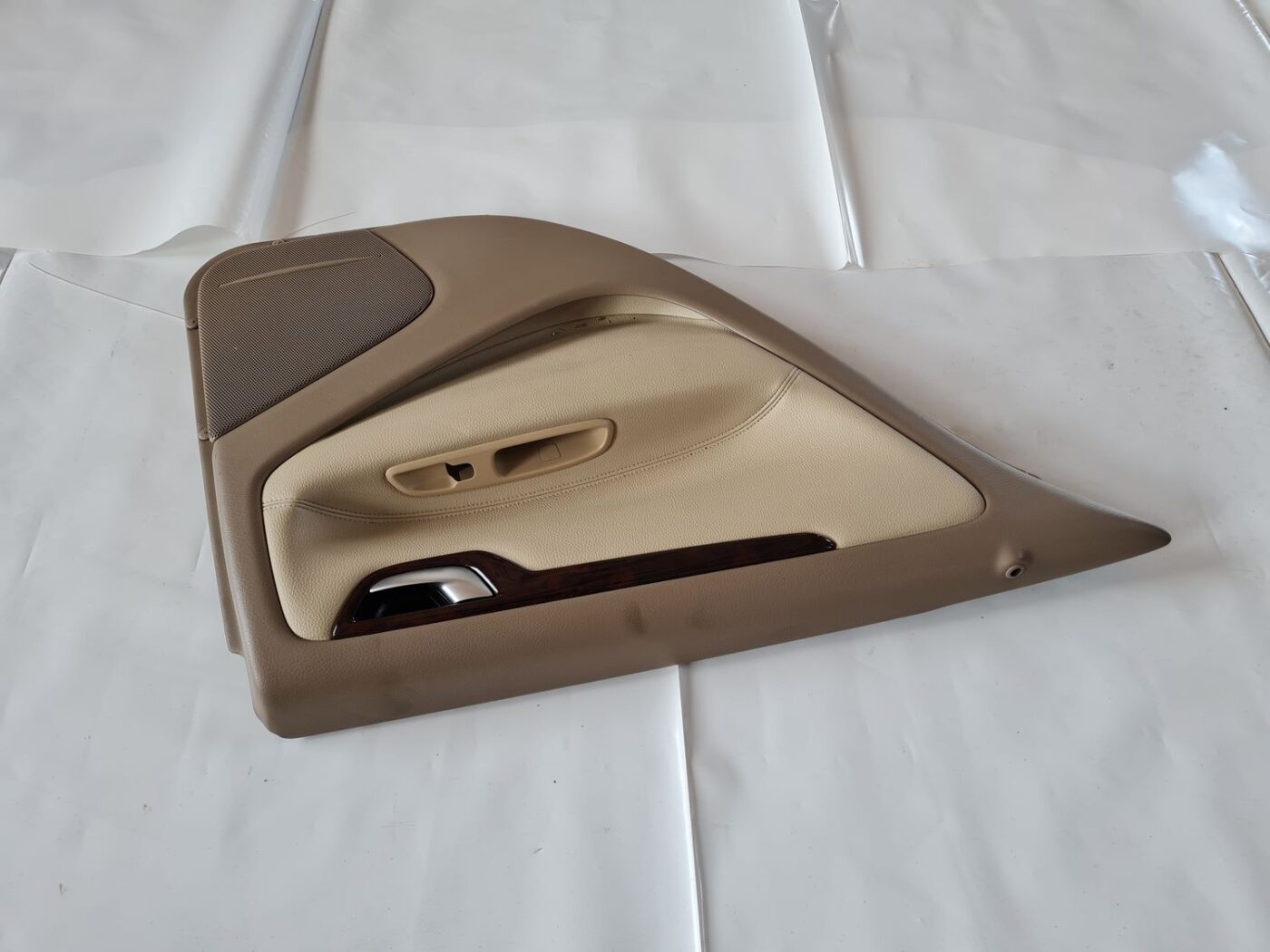 Aizmugurējo kreiso durvju apdare priekš VOLVO S60 2008