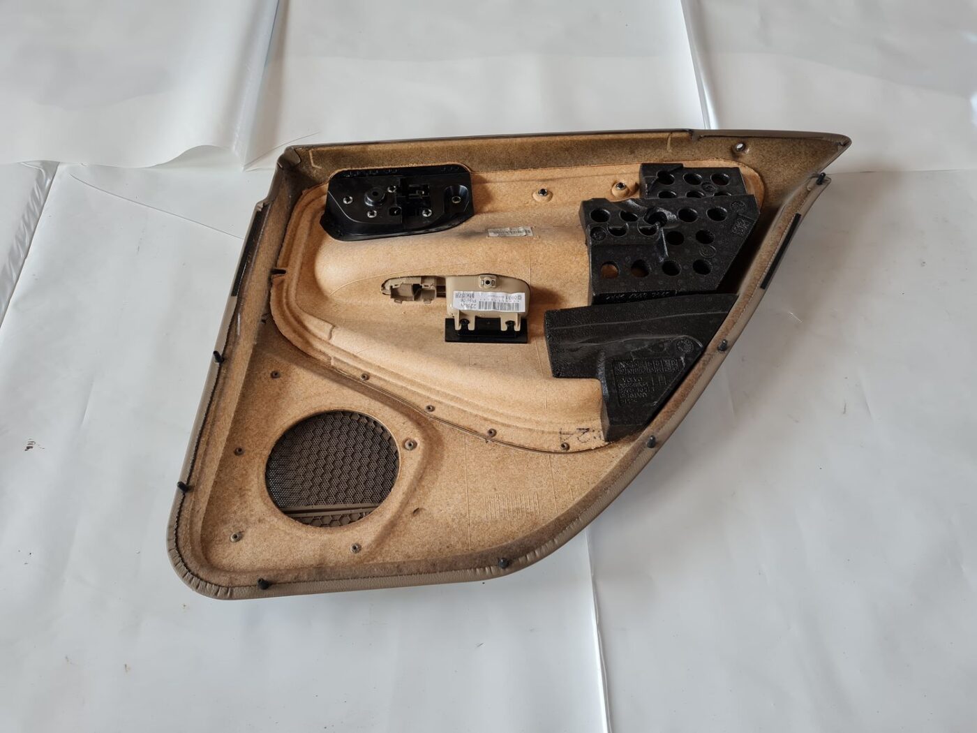 Aizmugurējo kreiso durvju apdare priekš VOLVO S60 2008