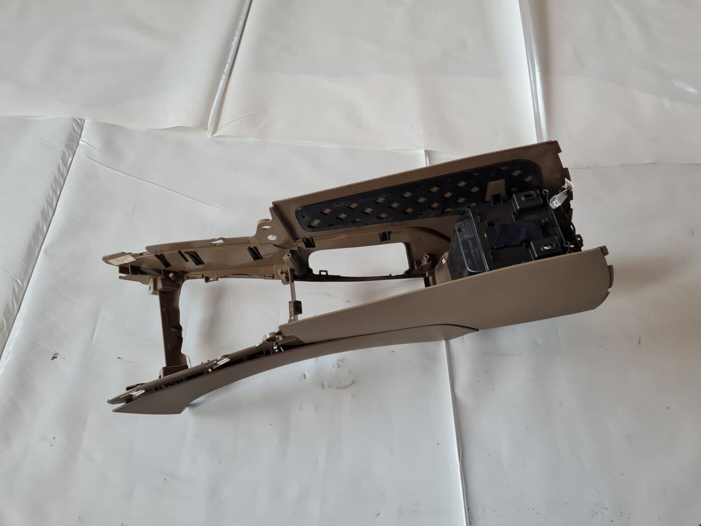 Centrālās konsoles apdares lielākā daļa priekš VOLVO S60 2008 4 Centrālās konsoles apdares lielākā daļa priekš VOLVO S60 2008