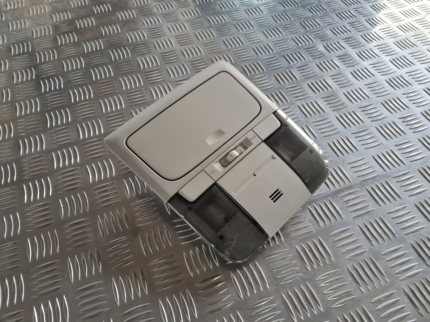 Salona apgaismojuma panelis priekš SUBARU LEGACY 2010 1 Salona apgaismojuma panelis priekš SUBARU LEGACY 2010