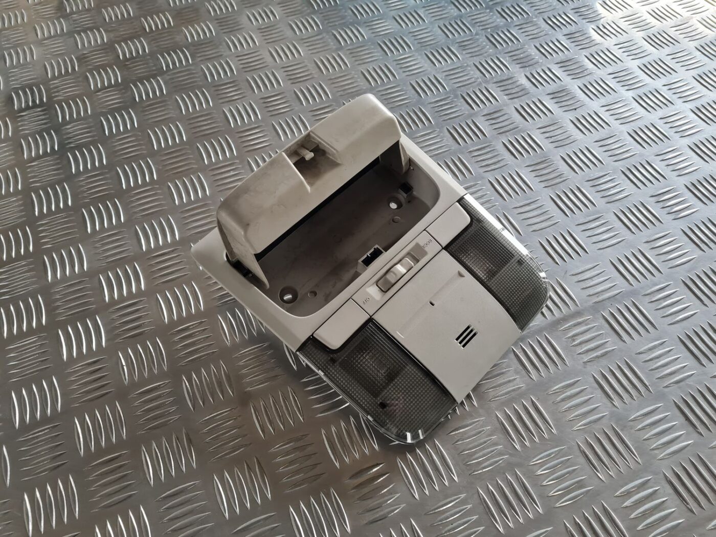 Salona apgaismojuma panelis priekš SUBARU LEGACY 2010 2 Salona apgaismojuma panelis priekš SUBARU LEGACY 2010