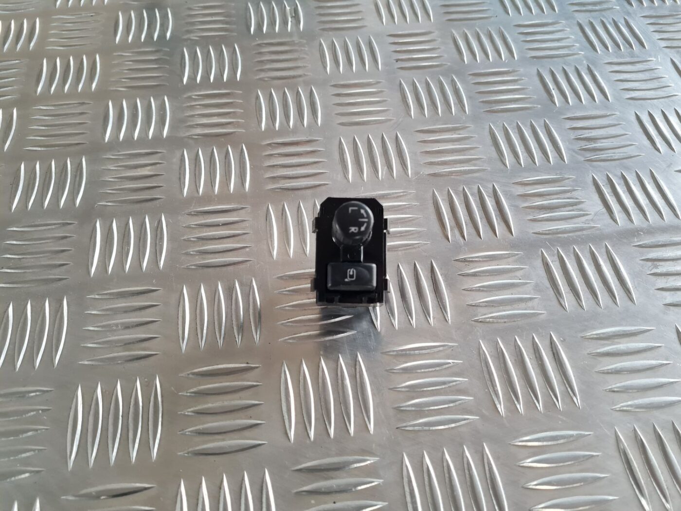 Spoguļa regulēšanas poga priekš SUBARU LEGACY 2010 1 Spoguļa regulēšanas poga priekš SUBARU LEGACY 2010