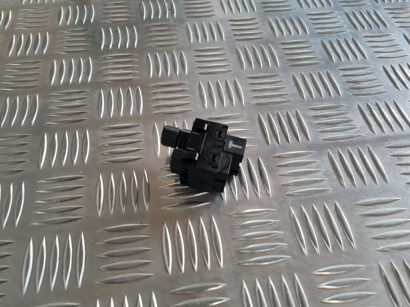 Spoguļa regulēšanas poga priekš SUBARU LEGACY 2010 2 Spoguļa regulēšanas poga priekš SUBARU LEGACY 2010