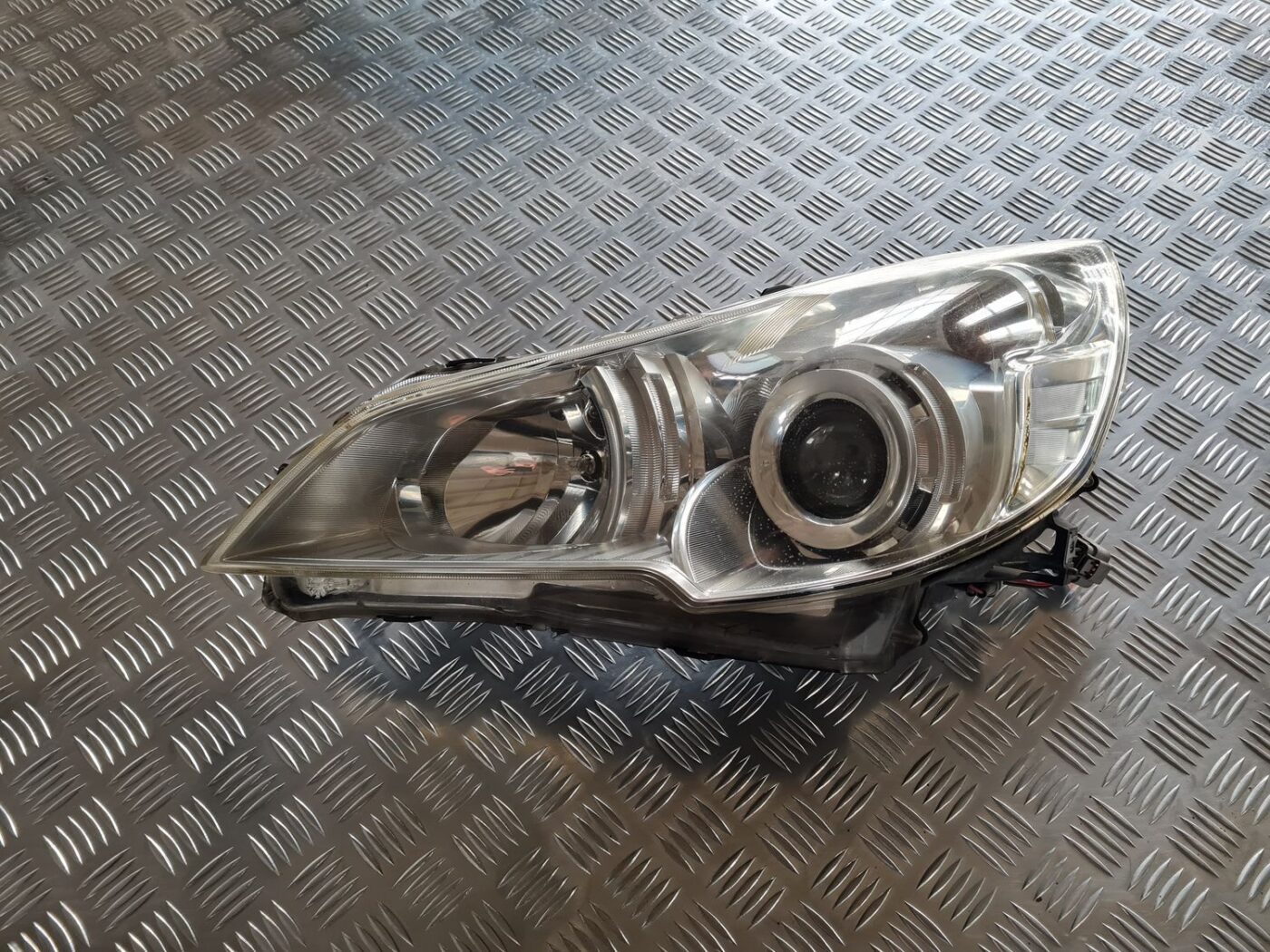 Priekšējais kreisais lukturis priekš SUBARU LEGACY 2010 1 Priekšējais kreisais lukturis priekš SUBARU LEGACY 2010