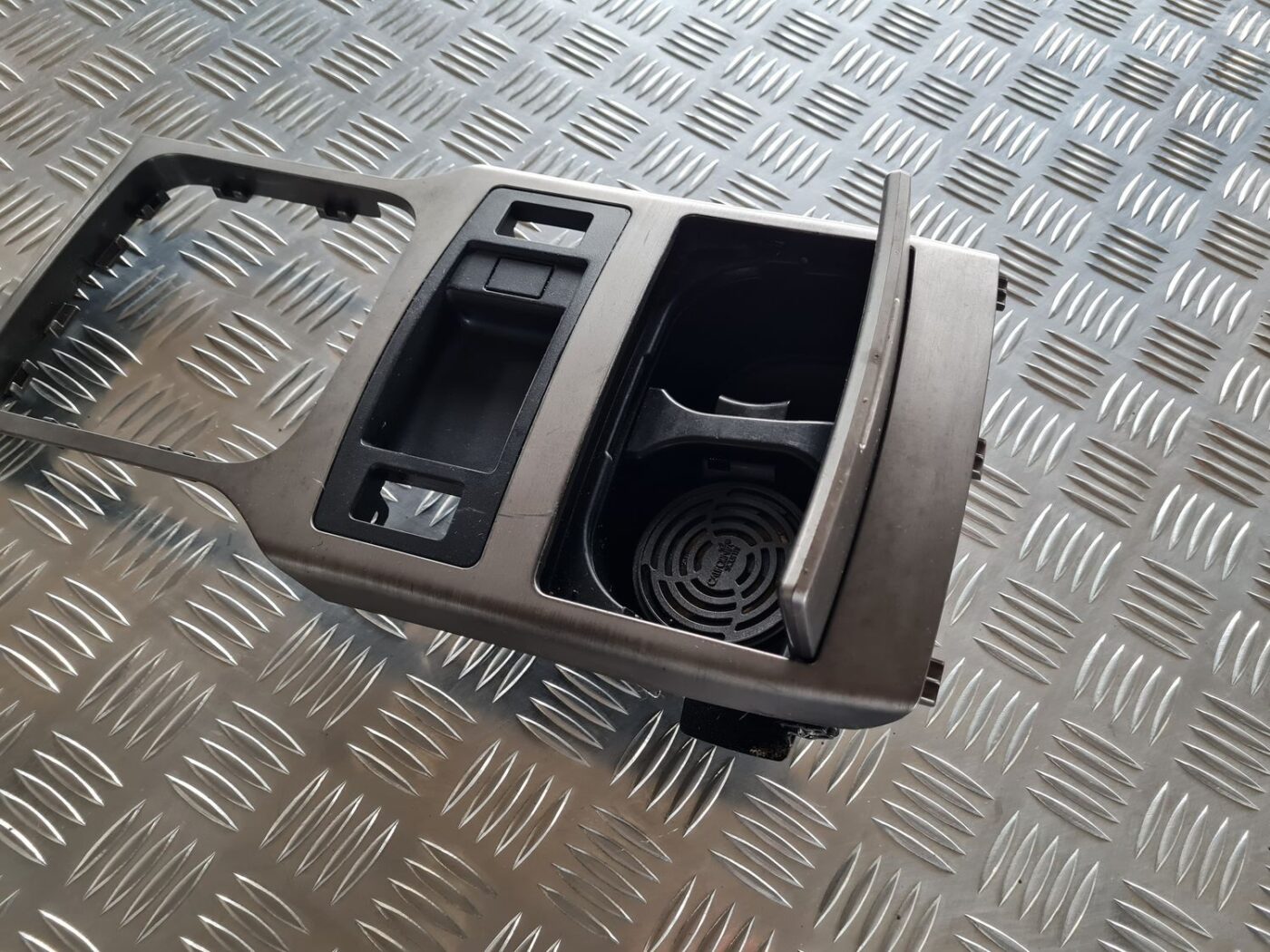 Krūzes turētājs priekš SUBARU LEGACY 2010