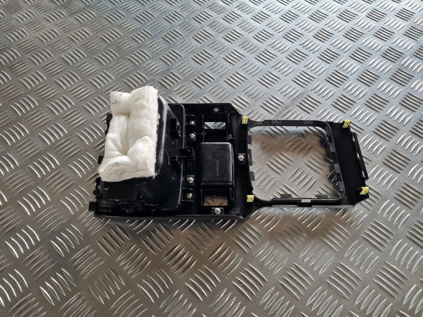 Krūzes turētājs priekš SUBARU LEGACY 2010