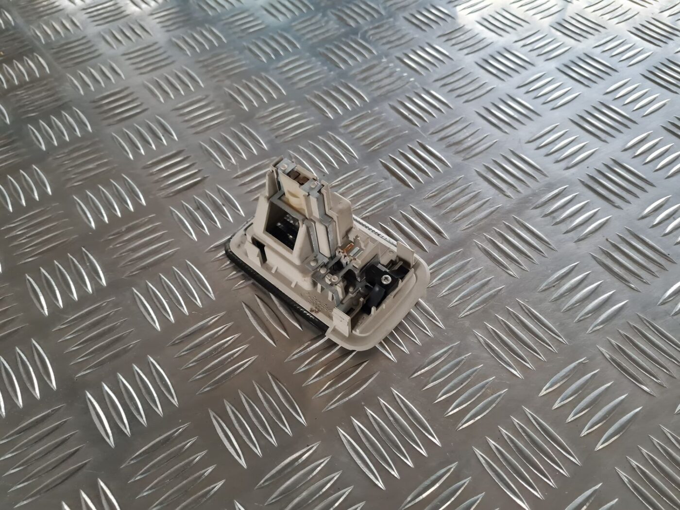 Apgaismojums bagažnieka nodalījuma priekš SUBARU LEGACY 2010 2 Apgaismojums bagažnieka nodalījuma priekš SUBARU LEGACY 2010