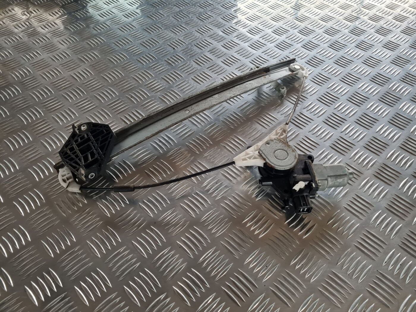 Stikla pacelšanas mehānisms aizmugurējais labais priekš SUBARU LEGACY 2010 3 Stikla pacelšanas mehānisms aizmugurējais labais priekš SUBARU LEGACY 2010