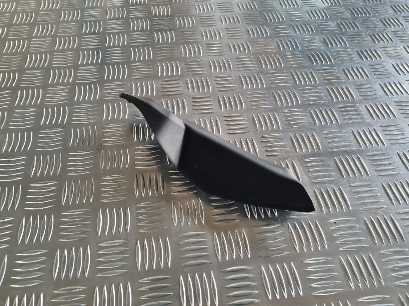 Bagāžnieka vāka apdare priekš SUBARU LEGACY 2010 1 Bagāžnieka vāka apdare priekš SUBARU LEGACY 2010