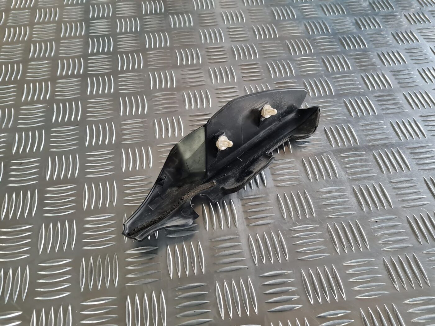 Bagāžnieka vāka apdare priekš SUBARU LEGACY 2010 4 Bagāžnieka vāka apdare priekš SUBARU LEGACY 2010