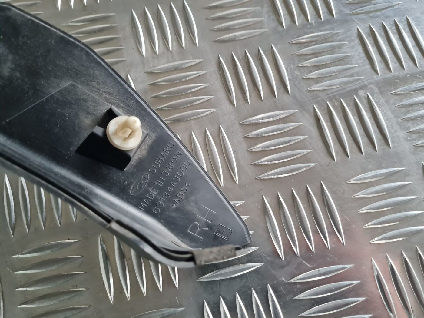 Bagāžnieka vāka apdare priekš SUBARU LEGACY 2010 3 Bagāžnieka vāka apdare priekš SUBARU LEGACY 2010